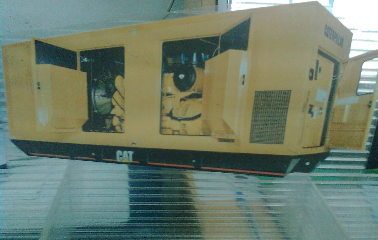 Grupo electrógeno Caterpillar a combustible, fotografía de referencia